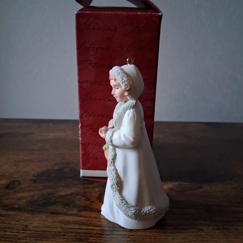 KEEPSAKE the Label Ornament White Figurine